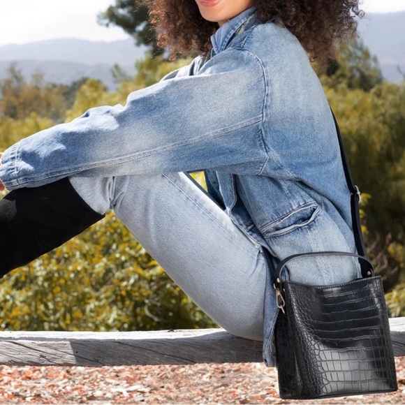 *NEW* AOTA VEGAN CROC LEATHER BUCKET BAG - Picture 4 of 7